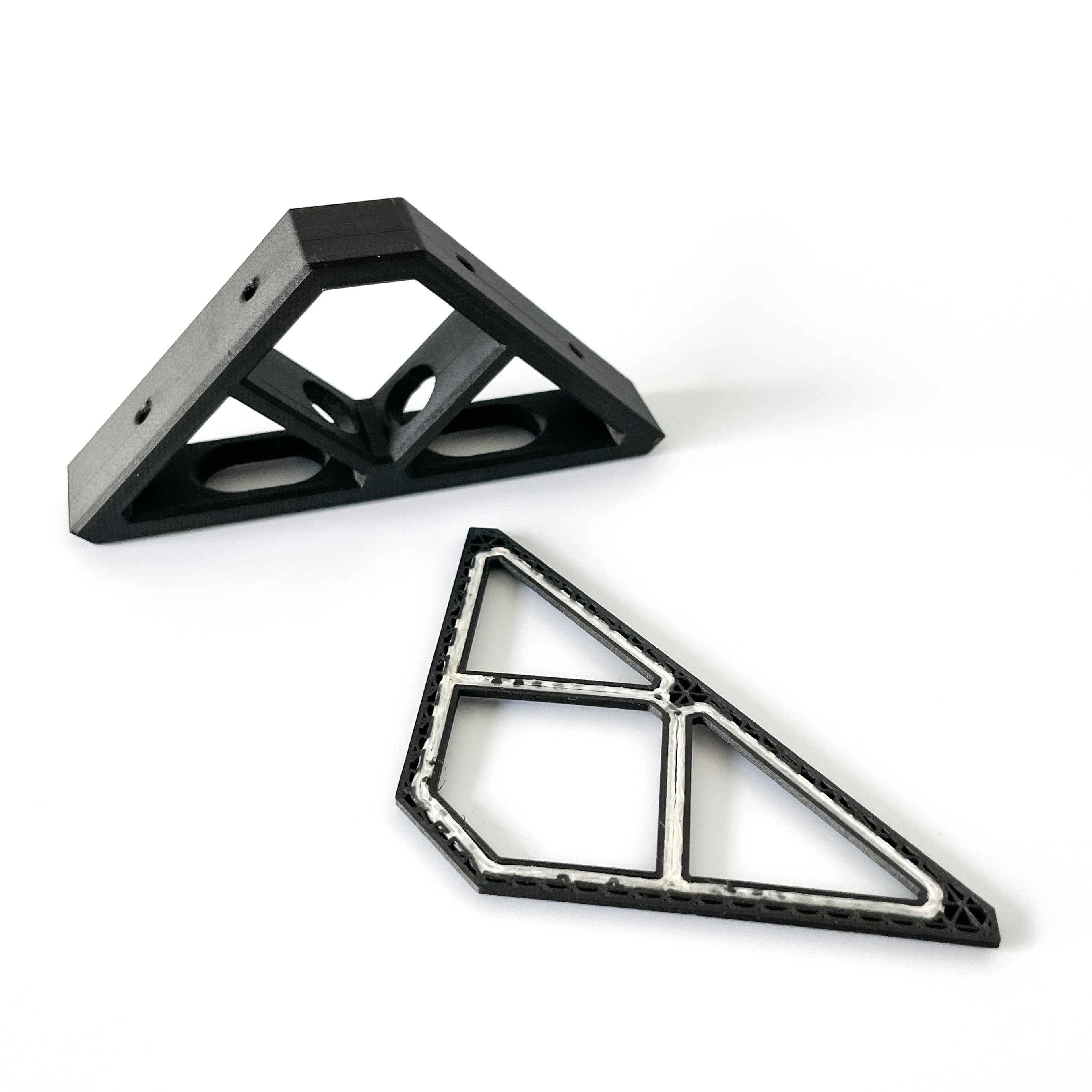Shows continuous fibre reinforcement inside a 3d print